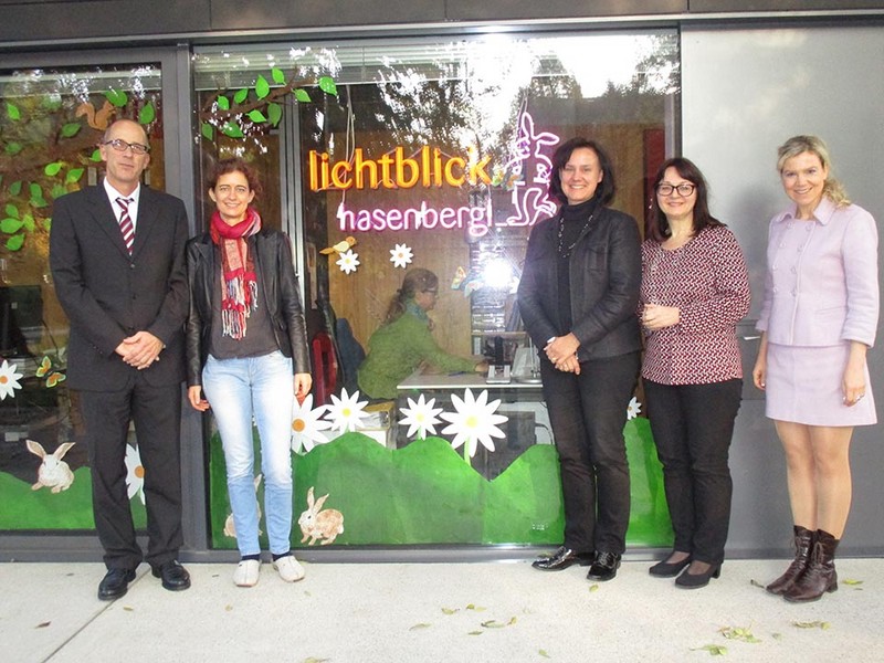 Die AG Frauen mit ihrer Vorsitzenden Dr. Ute Eiling-Htig (3.v.r.) zu Besuch im Lichtblick Hasenbergl.