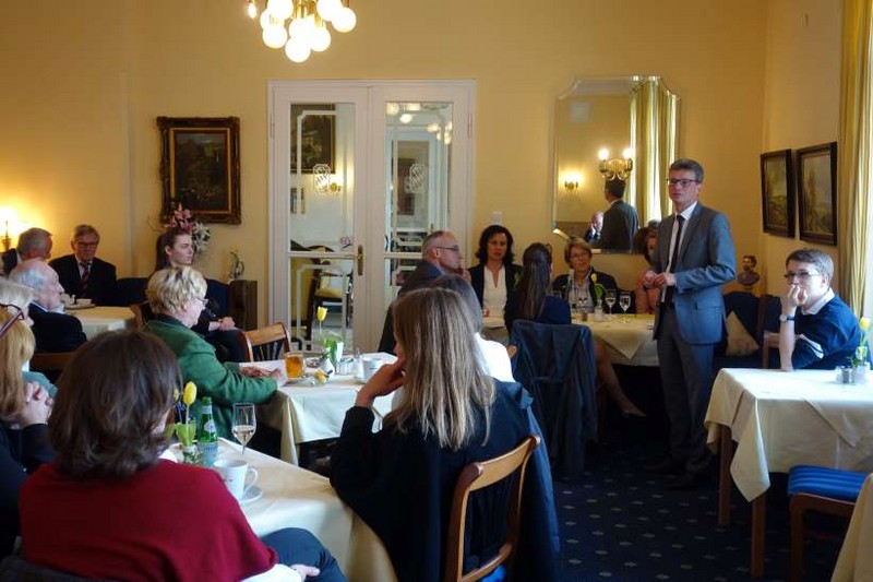 Staatssekretr Bernd Sibler (stehend) im Bayerischen Hof vor dem Starnberger CSU-Publikum