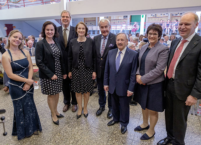 Staatsminister Dr. Ludwig Spaenle (4. von rechts) mit Prof. Julia Fischer, MdL Dr. Ute Eiling-Htig, stellvertretenden Schulleiter Jrgen Kaletta, Schulleiterin Sylke Wischnevsky, Landtagsvizeprsident Reinhold Bocklet, Brgermeisterin Dr. Brigitte Kssin