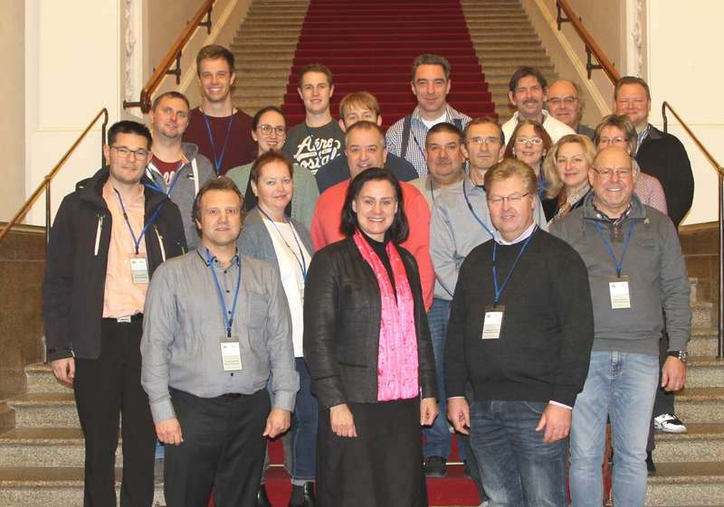 MdL Dr. Ute Eiling-Htig und Kreisjugendfeuerwehrwart Dr. Franz Matheis mit Mitgliedern der Jugendfeuerwehr sowie weiterer Feuerwehren aus dem Landkreis Starnberg