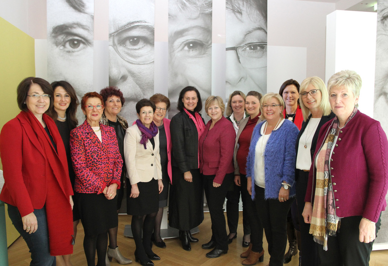 Die Mitglieder der AG Frauen im Foyer der Ausstellung: (v.l.n.r.) Tanja Schorer-Dremel, Michaela Kaniber, Reserl Sem, Ingrid Heckner, Gudrun Brendel-Fischer, Barbara Stamm, Dr. Ute Eiling-Htig, Petra Dettenhfer, Kerstin Schreyer, Judith Gerlach, Sylvia 