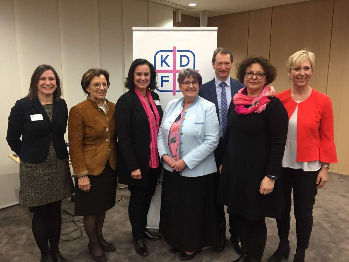 v. li.: stv. Vors. d. Deut. Frauenrat Lisi Maier, St-Min. Emilia Mller, MdL Dr. Ute Eiling-Htig, KDFB-Landesvors. Elfriede Schieleder, Prof. Carsten Wippermann, stv. KDFB-Landesvors. Monika Arzberger, IHK RL Fr. i. d. Wirtschaft Elfriede Kerschl