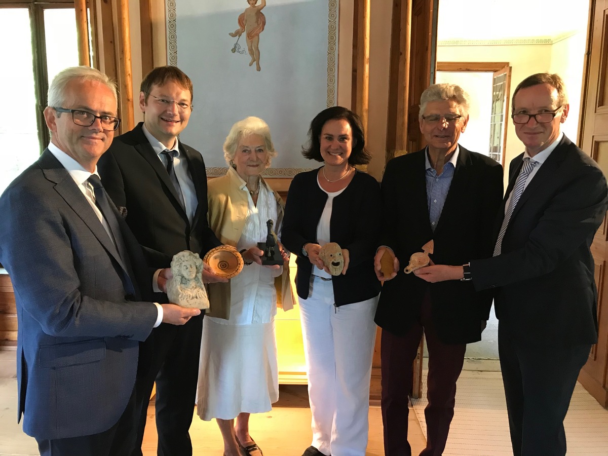 v. li.: Prsident Schlsserverwaltung Bernd Schreiber, Staatsminister Dr. Hans Reichart, Vorsitzende Frderkreis Marie v. Miller-Moll, MdL Dr. Ute Eiling-Htig, Frderkreis-Vorstandsmitglied Dr. Hermann Kster, Dr. Thorsten Marr Schlsserverwaltung