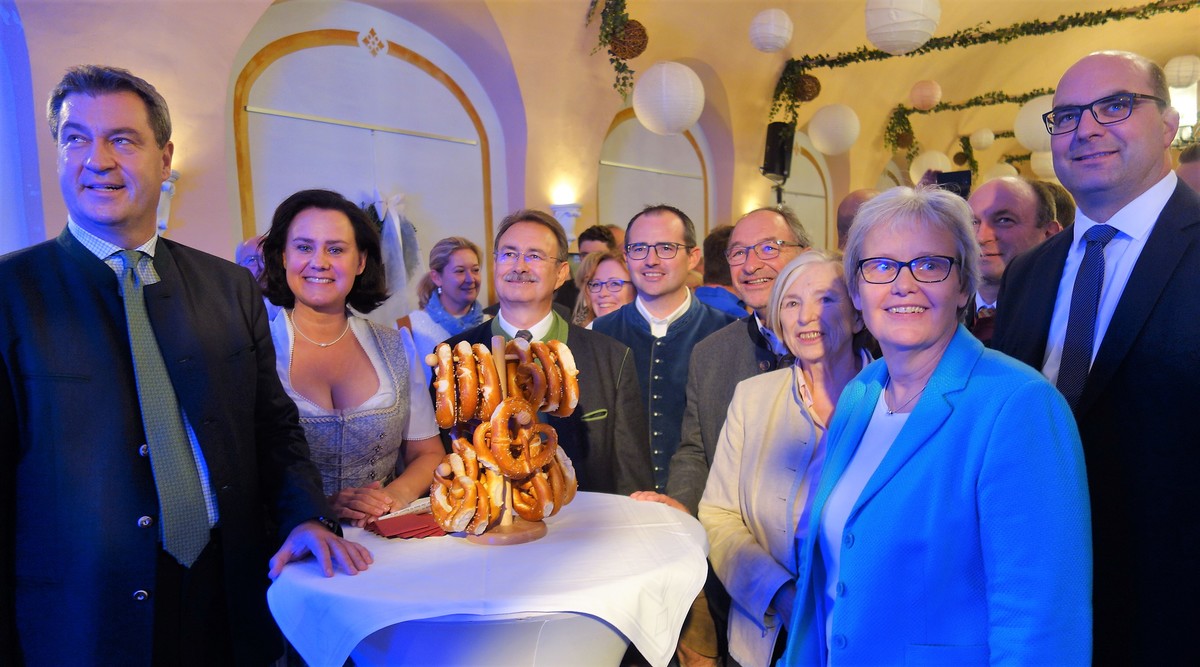 v.l.: MP Dr. Markus Sder, MdL Dr. Ute Eiling-Htig, Harald Schwab, Andreas Lechermann, Landrat Karl Roth, Prof. Ursula Mnnle, Stefanie von Winning, Stellv. Landrat Georg Scheitz und MdB Michael Kieling