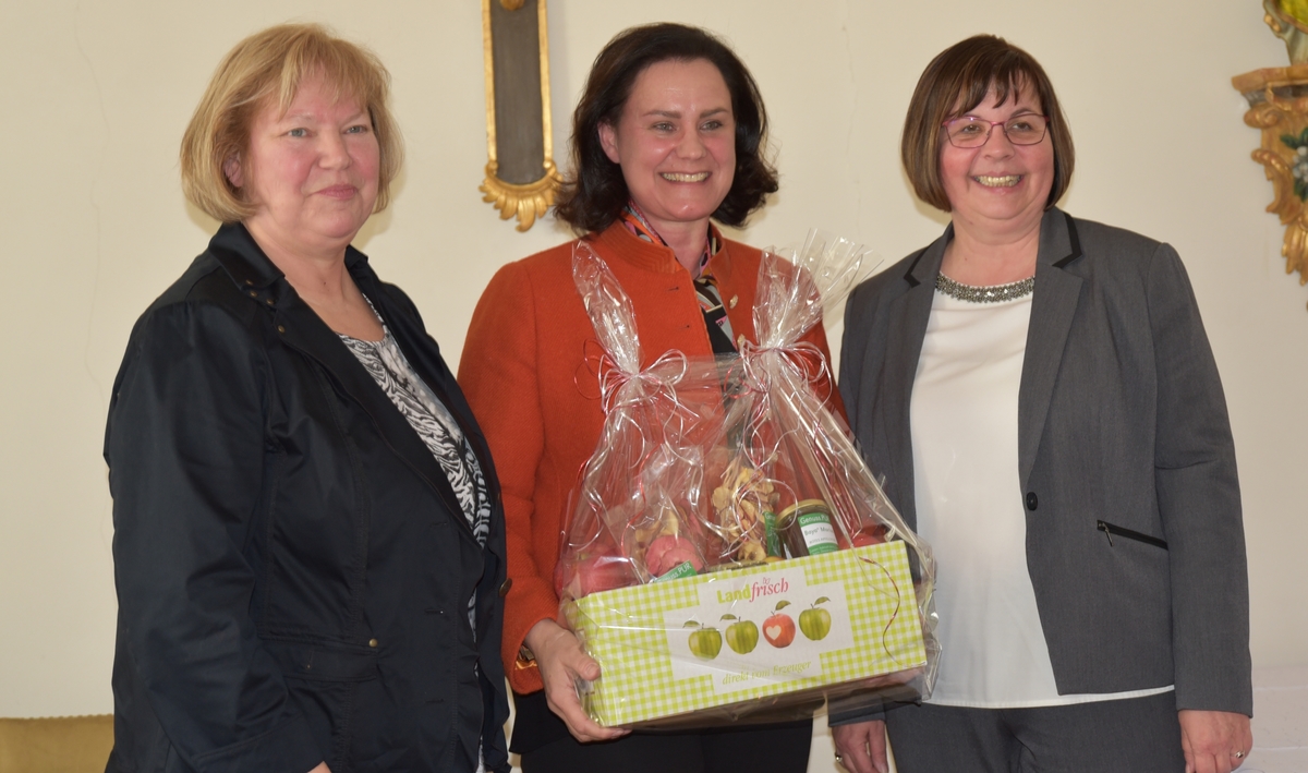 Zum Abschied und als Dank gab es Gesundes aus Hallbergmoos fr Dr. Ute Eiling-Htig (M.) von Monika Hermann (l.) und Gabriele Partsch