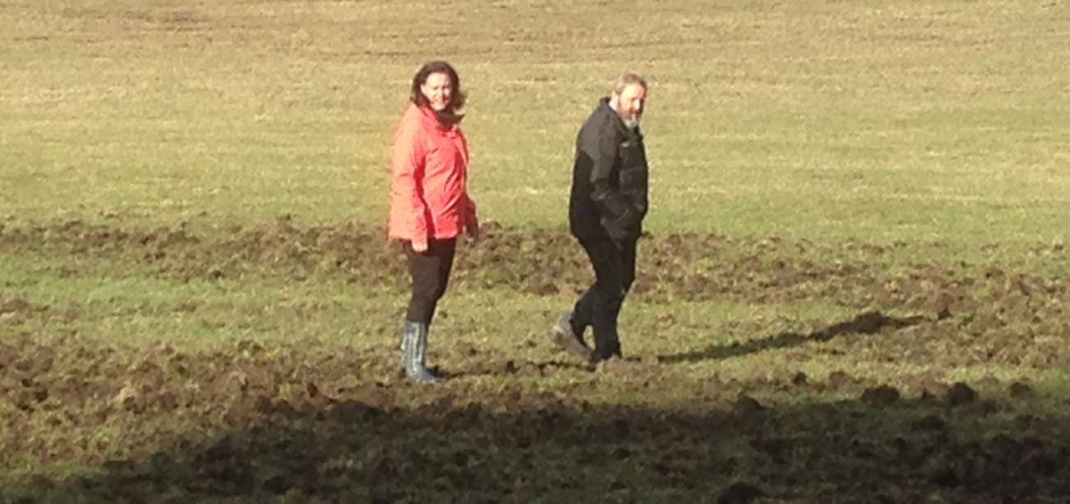 Landwirt Sepp Kaspar und MdL Dr. Ute Eiling-Htig beim Beschauen eines Wildschadenfeldes bei Aschering