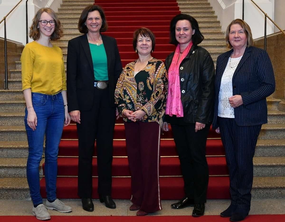 Landtagsprsidentin Ilse Aigner (2.v.l.) mit den frauenpolitischen Sprecherinnen der Fraktionen bzw. deren Vertreterinnen Eva Lettenbauer (Grne, links), Diana Stachowitz (SPD, mitte), Dr. Ute Eiling-Htig (CSU, 2.v.r.) und Eva Gottstein (FW, rechts)