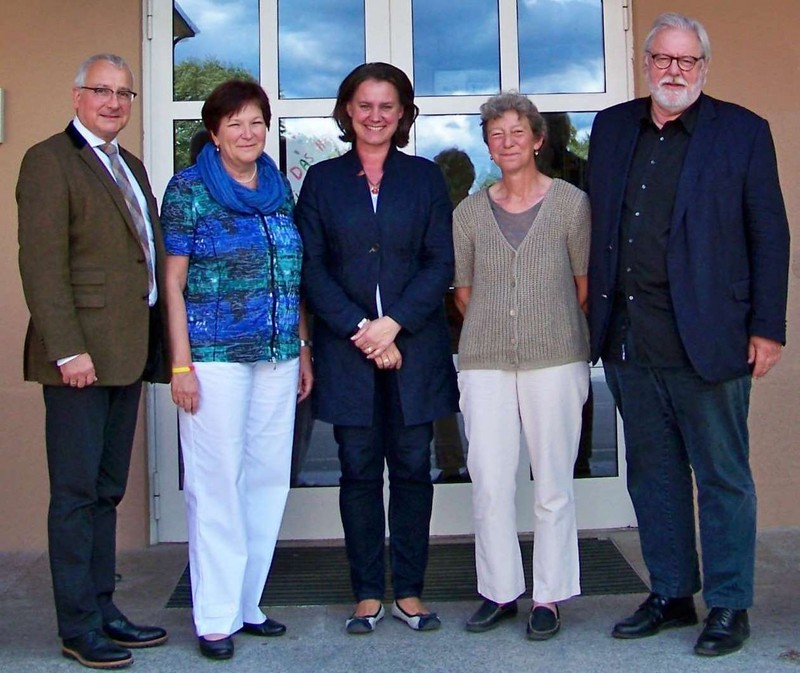 Auf dem Foto von links: SchAD Rudolf Schnauer, Rektorin Maria Wegele, MdL Dr. Ute Eiling-Htig, Rektorin Henriette Beltz und Rektor Michael Bauer