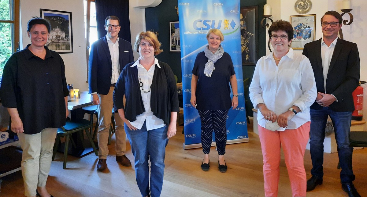 v.l.n.r.: Wahlleiterin Dr. Ute Eiling-Htig, MdL; Stephan Ebner, ehem. Ortsvorsitzender; Silvia Bauer-Wildt, stv. Ortsvorsitzende; Marion Roberger, stv. Ortsvorsitzende; Dr. Brigitte Kssinger, Brgermeisterin; Maximilian Platzer, neuer Ortsvorsitzender