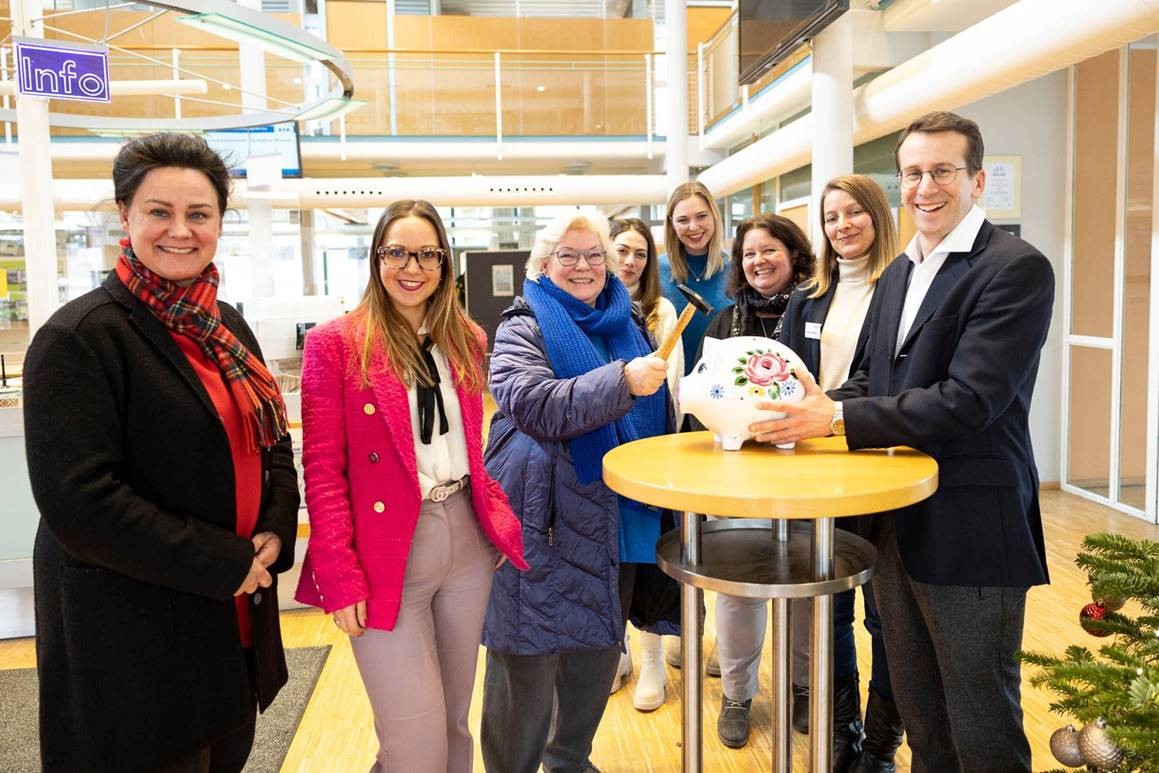 Dr. Ute Eiling-Htig bei der Verteilung der Spendengelder. Foto: LRA Starnberg