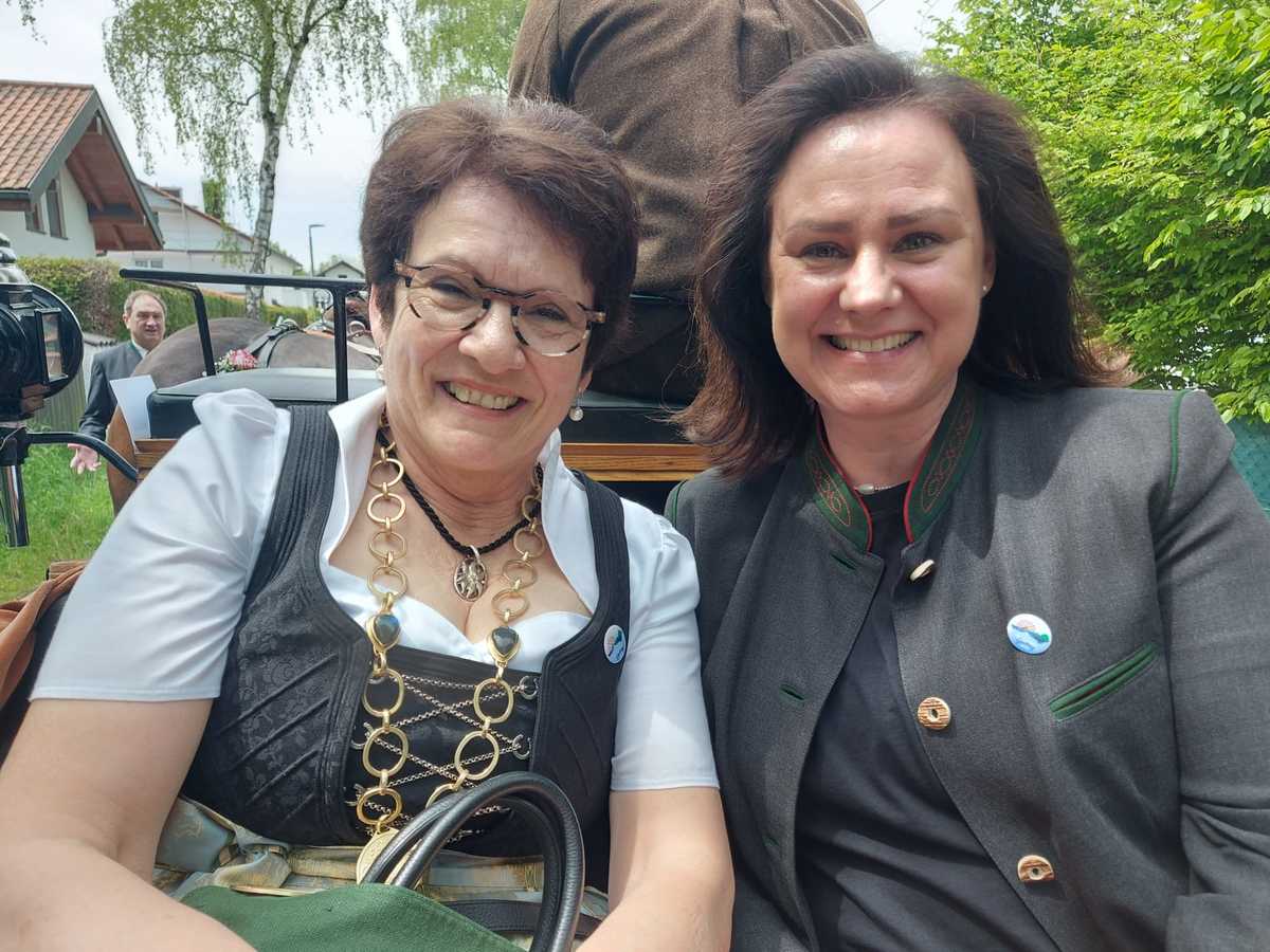 Frau Dr. Ute Eiling-Htig mit Gautings Brgermeisterin Frau Dr. Brigitte Kssinger