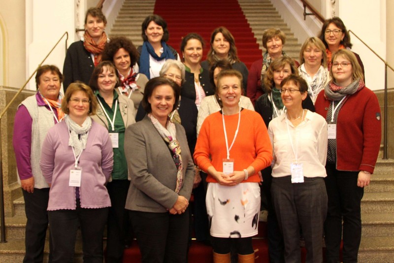 Die Ortsbuerinnen im Bayerischen Landtag mit CSU-Landtagsabgeordneter Dr. Ute Eiling-Htig (vorne, 2. von links) und Kreisbuerin Anita Painhofer (rechts daneben) 