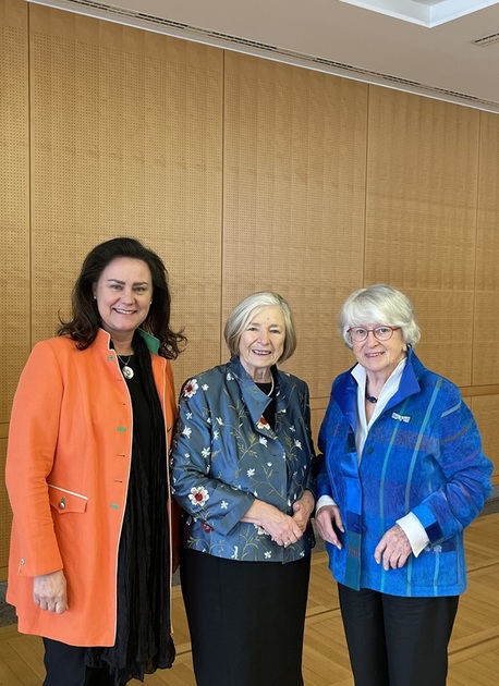 v.l. Dr. Ute Eiling-Htig, Prof. Ursula Mnnle, Hildegund Holzheid